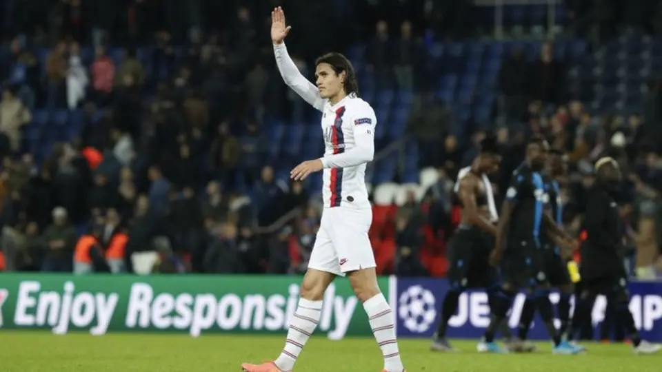 Edinson Cavani abandonó Uruguay con rumbo hacia Benfica