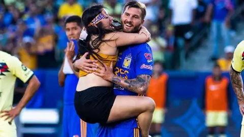 Video: Vecinos de Gignac organizaron caravana para felicitar al francés tras el Mundial de Clubes
