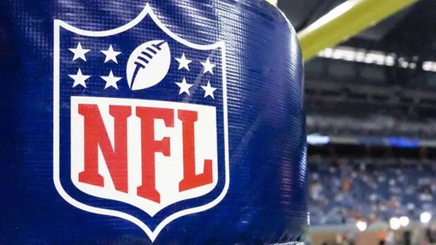 Logo de la NFL en un poste del terreno de juego | AP