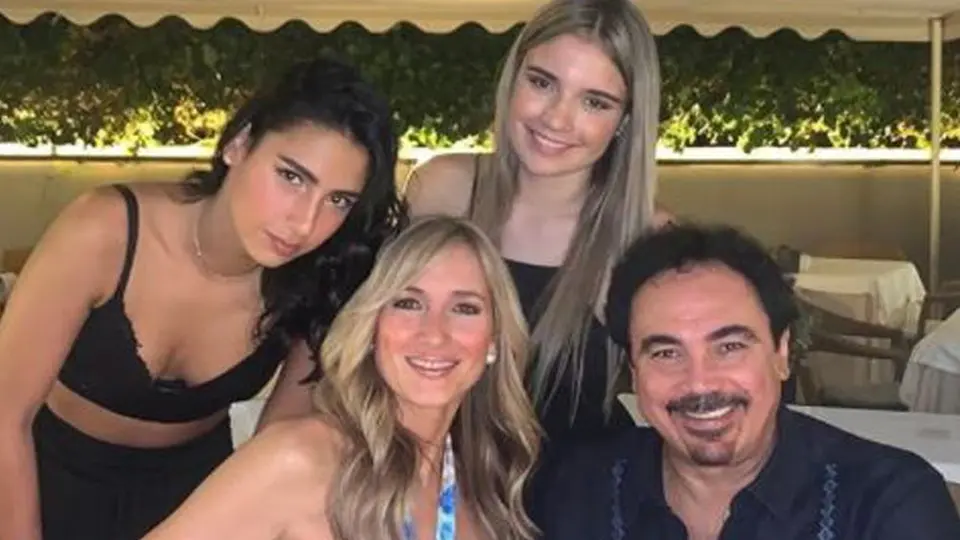 Hugo Sánchez presumió la graduación de prepa de sus hijas