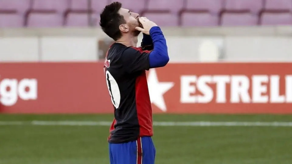 Messi: Multado por quitarse la playera y festejar en honor a Maradona