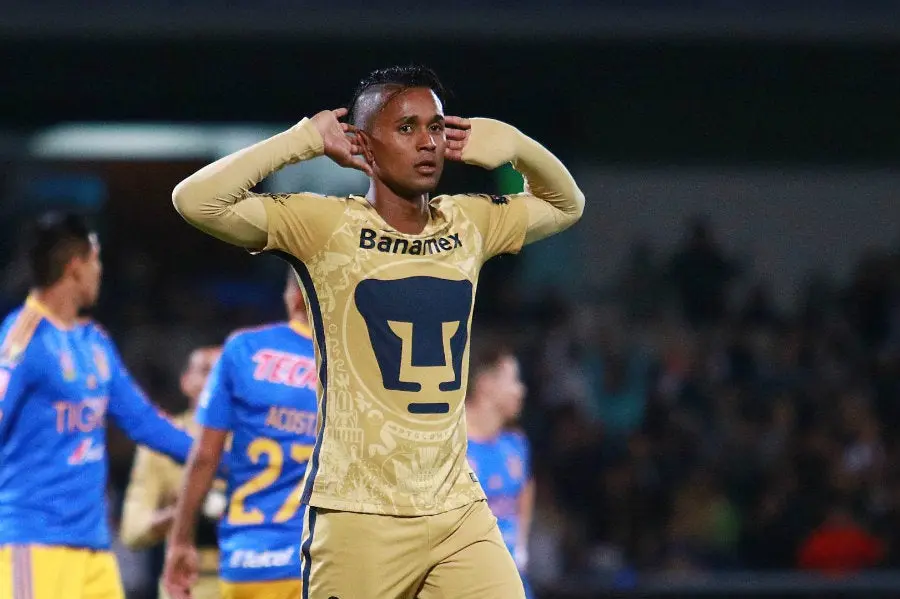 Martínez celebra gol con Pumas ante Tigres en 2016