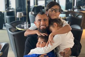 Hijo de Arturo Vidal es criticado en redes sociales por lujos a su corta edad