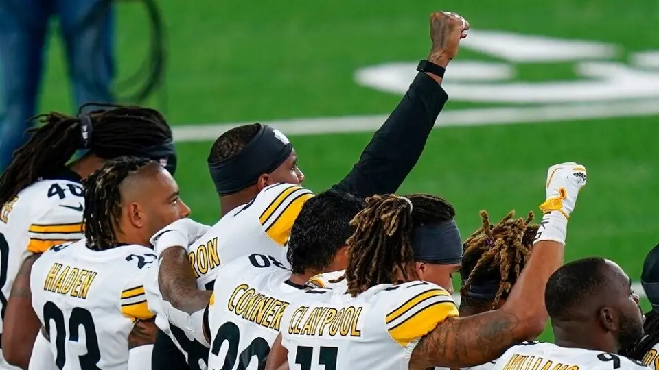 NFL: Jugadores de Steelers desplegaron manta contra el racismo