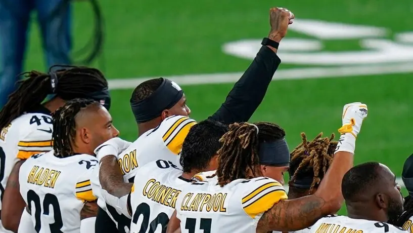 NFL: Jugadores de Steelers desplegaron manta contra el racismo