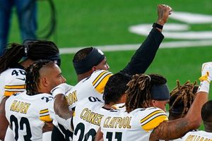 NFL: Jugadores de Steelers desplegaron manta contra el racismo