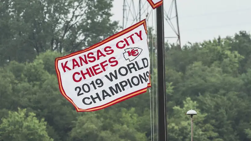 Chiefs: Levantaron su pancarta de campeones de Superbowl frente a dos mil aficionados
