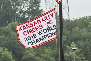Chiefs: Levantaron su pancarta de campeones de Superbowl frente a dos mil aficionados