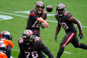 NFL: Brady y Barrett lideran victoria de Buccaneers sobre Broncos