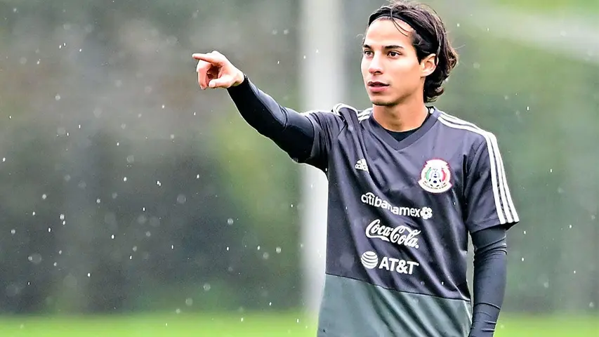 Diego Lainez en una práctica del Tri