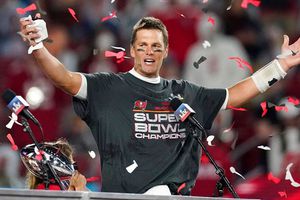 Tom Brady llegó en yate de 40 millones de pesos a desfile de Buccaneers