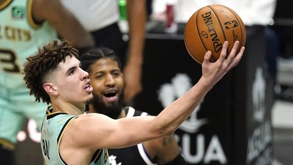 NBA: LaMelo Ball, baja de los Hornets por el resto de la campaña por fractura de muñeca
