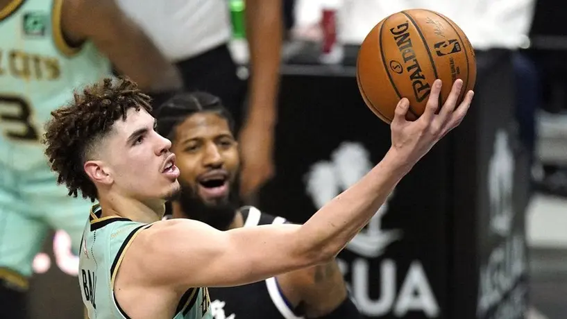 NBA: LaMelo Ball, baja de los Hornets por el resto de la campaña por fractura de muñeca