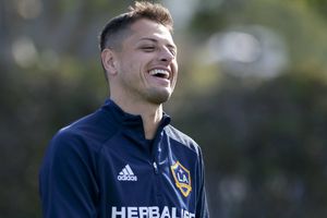 Chicharito Hernández: Compartió el emotivo momento en el que sus dos hijos se conocen