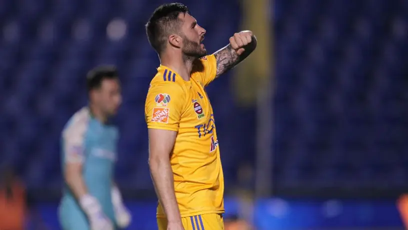 Video: Gignac se lanzó de un tobogán en altura durante sus vacaciones en el Caribe