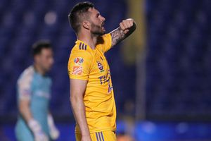 Video: Gignac se lanzó de un tobogán en altura durante sus vacaciones en el Caribe