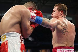 Avni Yildirim, en shock y llorando después de perder con el Canelo Álvarez