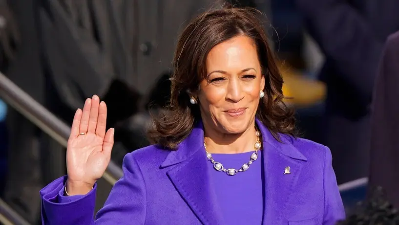 Warriors y Curry le regalaron un jersey personalizado a Kamala Harris