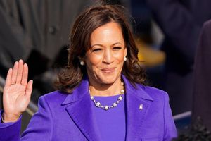 Warriors y Curry le regalaron un jersey personalizado a Kamala Harris