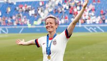 Megan Rapinoe se comprometió con su novia Sue Bird