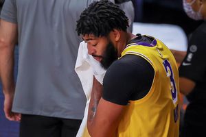 Anthony Davis, interrumpido en entrevista por ladridos de perro