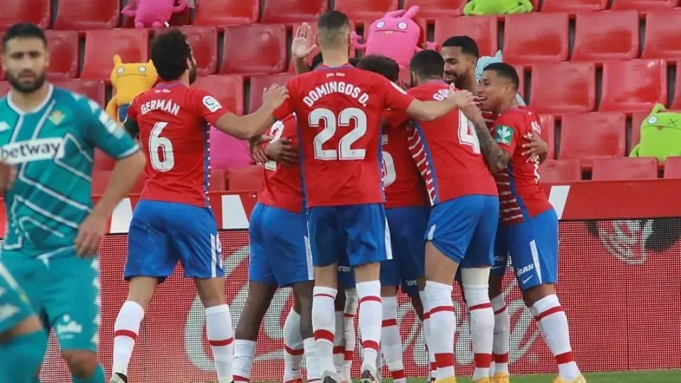 Lainez y Guardado: Betis cayó en su visita al Granada sin los mexicanos en la cancha