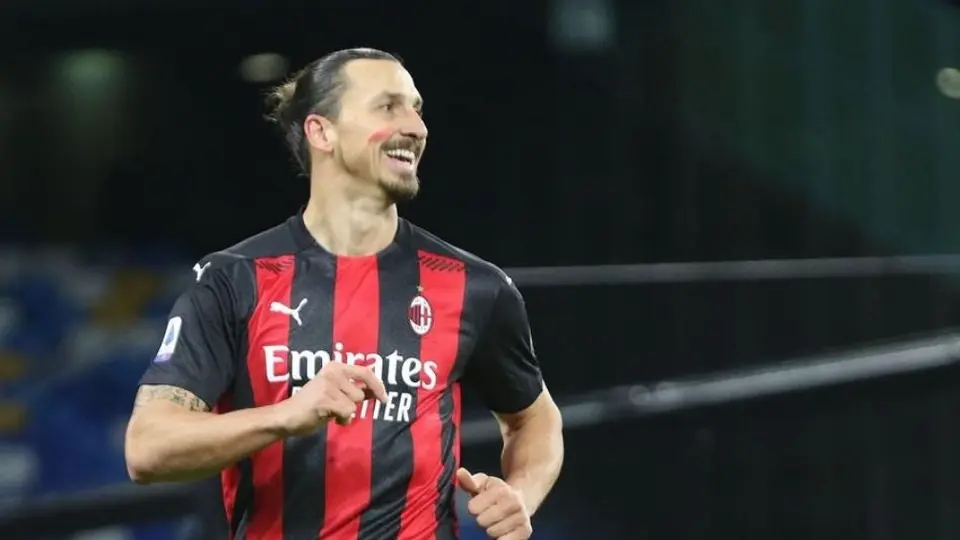 Chucky Lozano: Milan derrotó al Napoli con doblete de Ibrahimovic