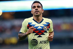 América: Alonso Escoboza regaló una playera a niños afuera de Coapa