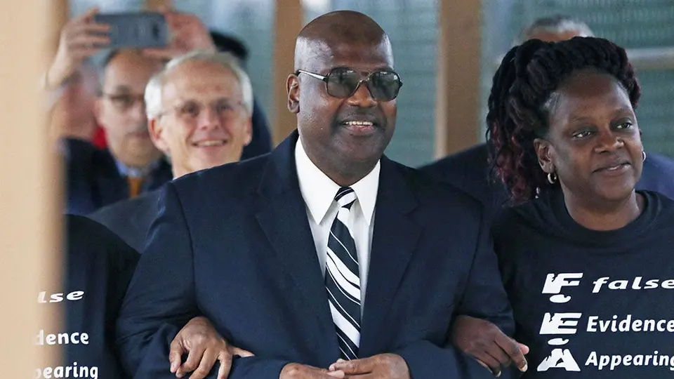 NFL rinde homenaje a afroestadounidense que pasó 22 años preso