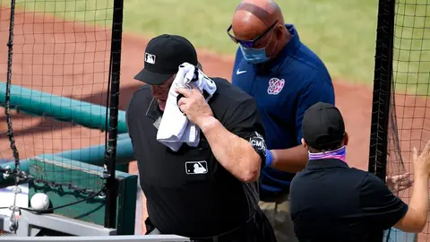 Video: Umpire del Nationals vs Blue Jays recibió batazo en la cabeza