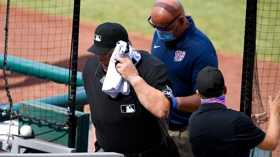 Video: Umpire del Nationals vs Blue Jays recibió batazo en la cabeza