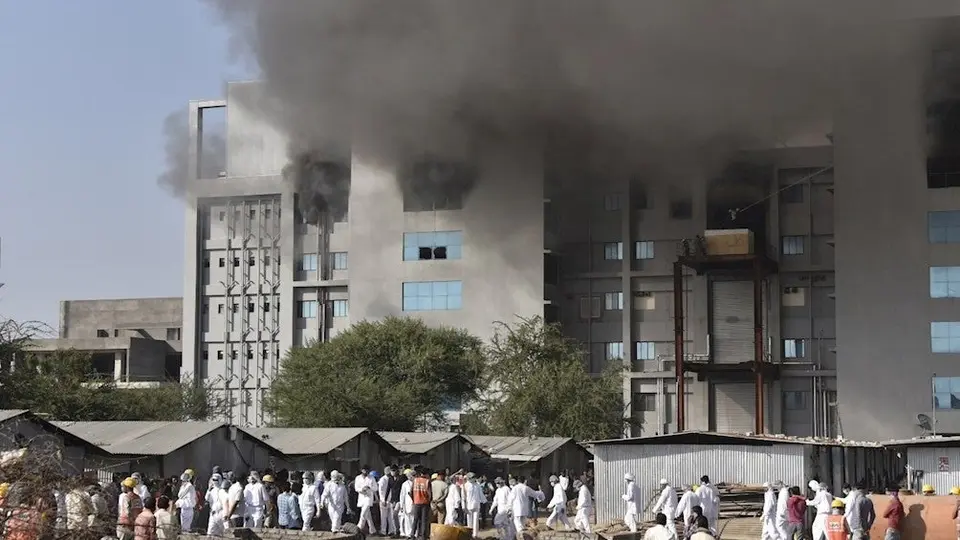 India: Registran incendio en la mayor fábrica de vacunas contra Covid-19 en el mundo