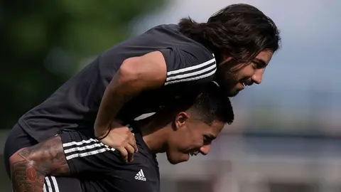Carlos Salcedo a Rodolfo Pizarro: 'Vete a Guadalajara, te extrañan en Chivas'
