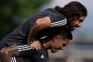 Carlos Salcedo a Rodolfo Pizarro: 'Vete a Guadalajara, te extrañan en Chivas'