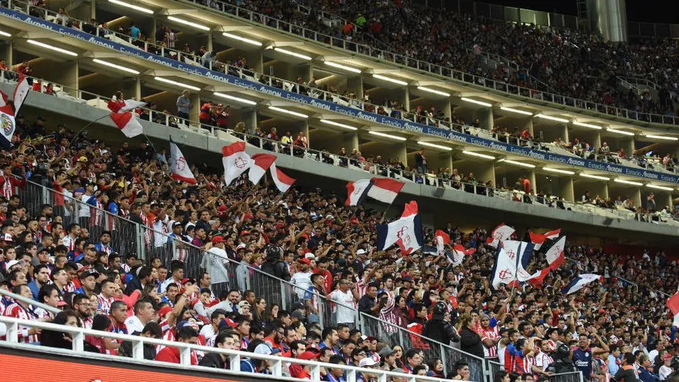 Chivas: Aficionados vuelven a quejarse de fallas de BLIM en el juego del Rebaño