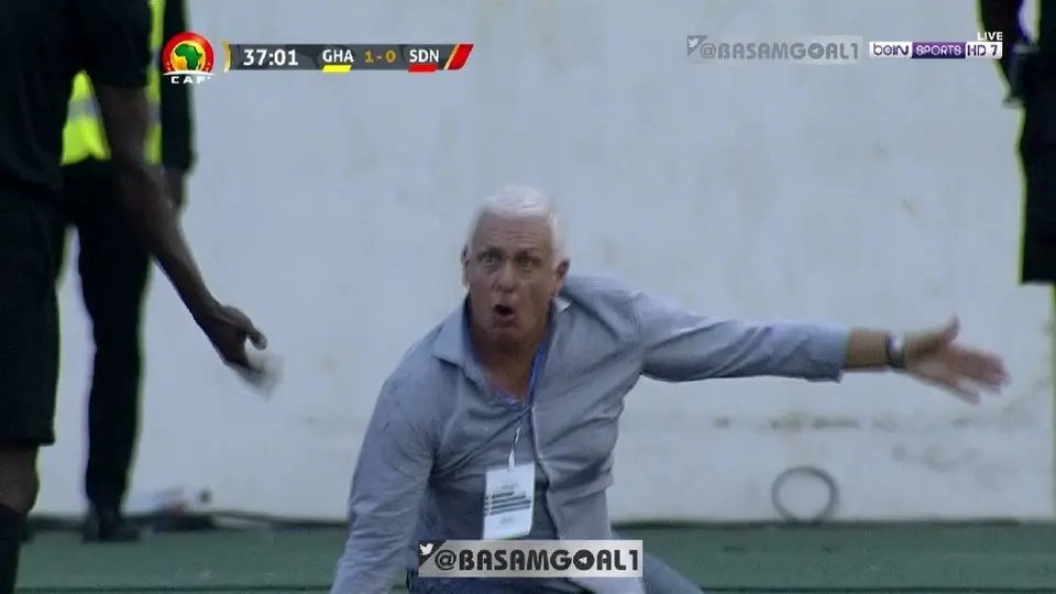Video: Árbitro empujó al entrenador de la Selección de Sudán