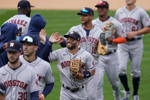 MLB: Aficionados de Angels arrojaron botes de basura a jugadores de Astros