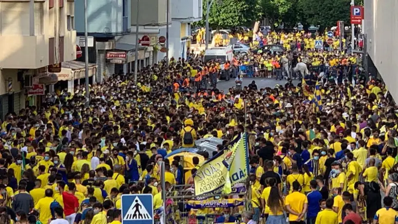 Video: Afición del Cádiz olvidó 'sana distancia' y festejó posible ascenso de su equipo