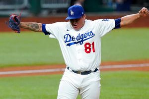 Víctor González: LeBron James, impresionado por doble play del mexicano en Serie Mundial