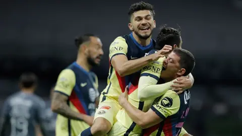 Un buen fan se previene y viaja con su equipo a donde sea