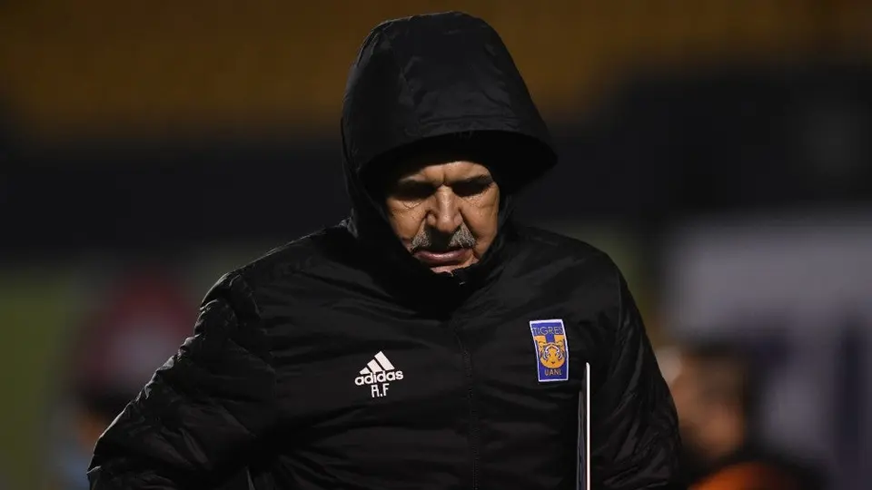 Tigres: Tuca Ferretti, suspendido un partido por fumar en la banca