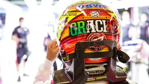 Checo Pérez estrenará casco conmemorativo por sus 10 años en Formula 1