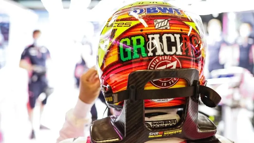 Checo Pérez estrenará casco conmemorativo por sus 10 años en Formula 1