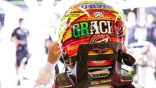 Checo Pérez estrenará casco conmemorativo por sus 10 años en Formula 1