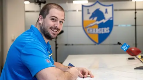 Chargers anunciaron la llegada de Corey Linsley con un video de 'Las pistas de Blue'