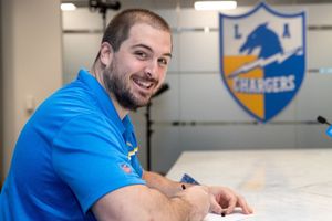 Chargers anunciaron la llegada de Corey Linsley con un video de 'Las pistas de Blue'