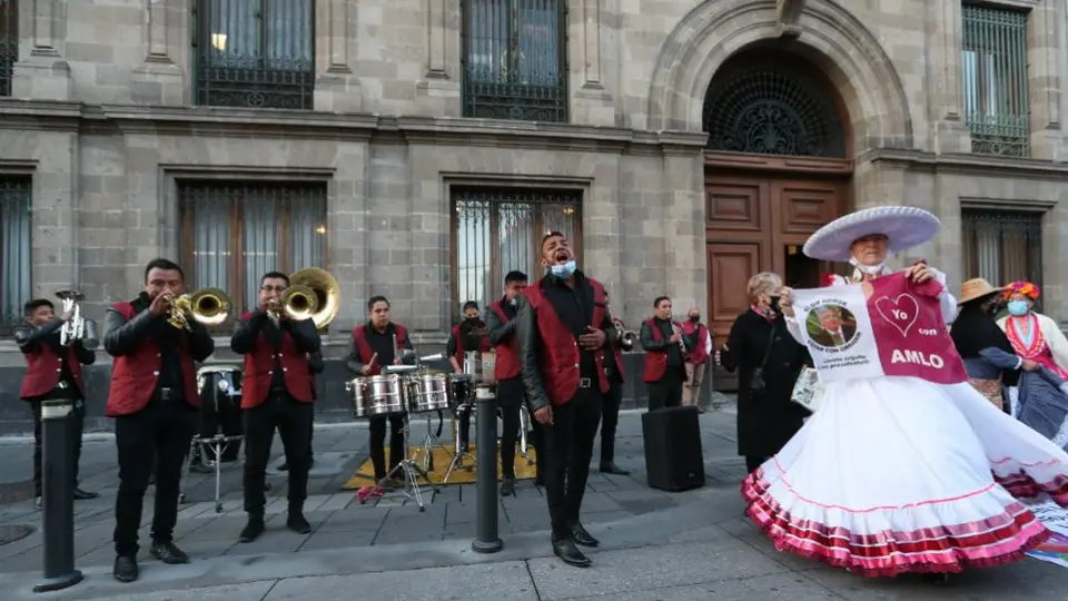 AMLO: Mariachis llevaron serenata al presidente por su cumpleaños 67