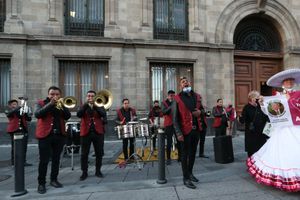 AMLO: Mariachis llevaron serenata al presidente por su cumpleaños 67