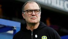 Video: Marcelo Bielsa fue felicitado por sus vecinos por el ascenso del Leeds a Premier League