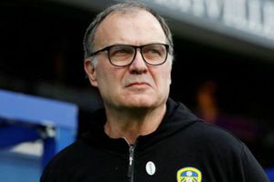 Video: Marcelo Bielsa fue felicitado por sus vecinos por el ascenso del Leeds a Premier League